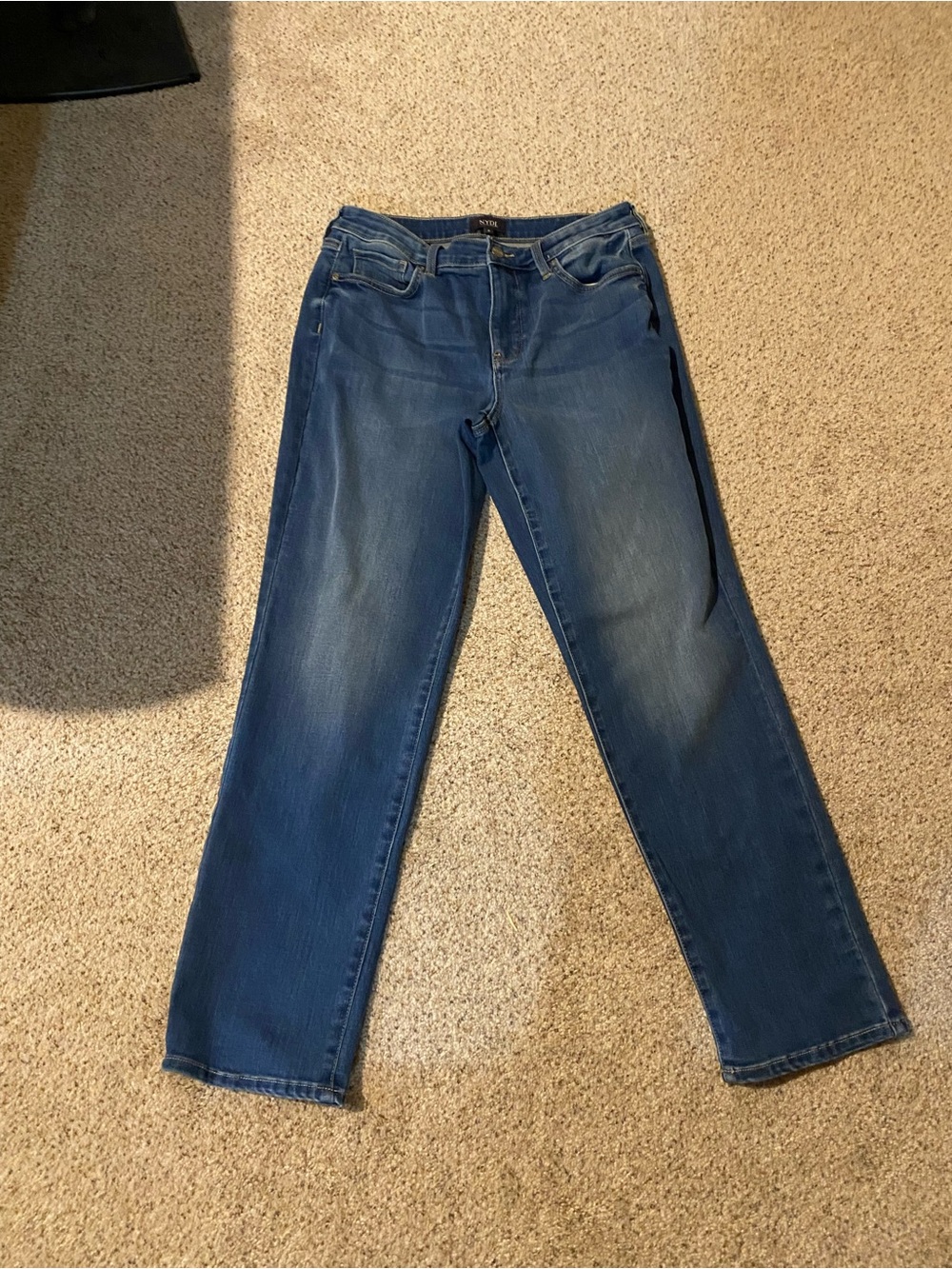 NYDJ Straight-Leg Jeans in Medium Blue Wash